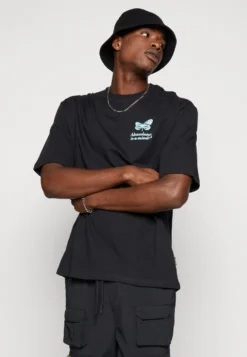 YOURTURN Chest Tee Unisex - T-Shirt Print - 802 - Black -Modieuze Mannen 0df043f7336d4498b652bc179d5ab6ee scaled