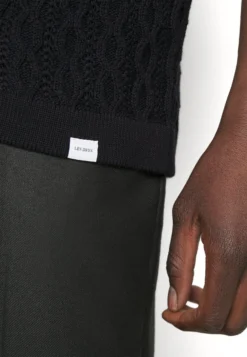 Les Deux Garrett Knitted Shirt - Vest - Black 11 Les Deux Garrett Knitted Shirt - Vest - Black -Modieuze Mannen 122010e3550c468d8f689dc7ef8244a6 scaled