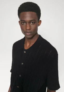 Les Deux Garrett Knitted Shirt - Vest - Black 9 Les Deux Garrett Knitted Shirt - Vest - Black -Modieuze Mannen 172728820d46405bbb4c7508f6220ee0 scaled