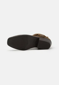 Cowboy-/Bikerlaarsjes - Roc Whisky -Modieuze Mannen 219201c8a0b8448c8f36794a909ace57 scaled