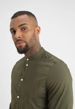 Pier One Muscle Fit Stand- Overhemd - Oliv -Modieuze Mannen 259eaf52e4d4427a96fee394df68933f