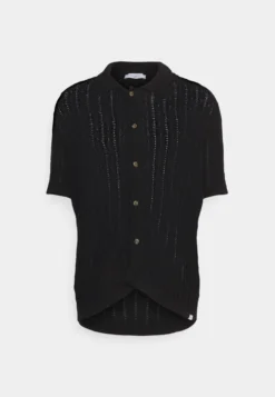 Les Deux Garrett Knitted Shirt - Vest - Black 10 Les Deux Garrett Knitted Shirt - Vest - Black -Modieuze Mannen 2ee1fdb1729f43b48e2862afbd4b9fab scaled