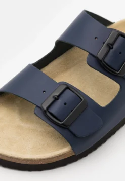 Pier One Unisex - Pantoffels - Dark Blue -Modieuze Mannen 3d8a5cdb5e514771841f04cbfc9f95cd scaled