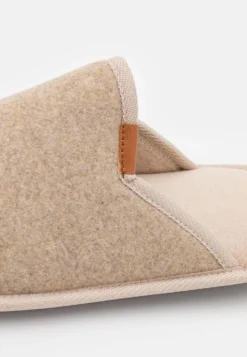 Pier One Pantoffels - Beige 11 Pier One Pantoffels - Beige -Modieuze Mannen 4bb8e183218649be8d160cd154643fa0 scaled