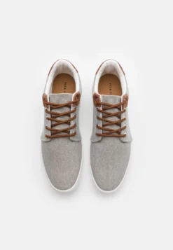 Pier One Unisex - Sneakers Laag - Light Grey 9 Pier One Unisex - Sneakers Laag - Light Grey -Modieuze Mannen 60fe947ef8cf4df19401d326e0123b74 scaled