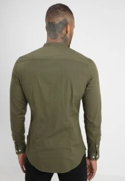 Pier One Muscle Fit Stand- Overhemd - Oliv -Modieuze Mannen 6203a98ce2074a57aa2427fe331f99cb