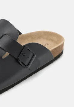 Pier One Leather Unisex - Pantoffels - Black -Modieuze Mannen 7b28889d1d2247a8abcae3a4a4c34674 scaled