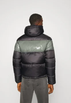 EA7 Emporio Armani Jacket - Winterjas - Black -Modieuze Mannen 7ce4fd5e8cc34b1a90e0d58f3bf210ae scaled