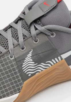 Nike Performance Metcon 8 Unisex - Trainingsschoen - Flat Pewter/Phantom/Med Brown/Light Crimson/Adobe/Cobblestone -Modieuze Mannen 8653a01698a24a95a9623ef62e1b4c07 scaled