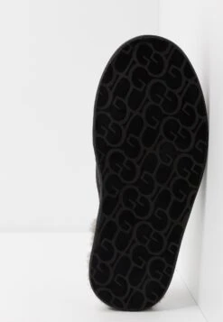 Ugg Scuff - Pantoffels - Black 10 Ugg Scuff - Pantoffels - Black -Modieuze Mannen a7d657a828814ad5b648a220729f64dd