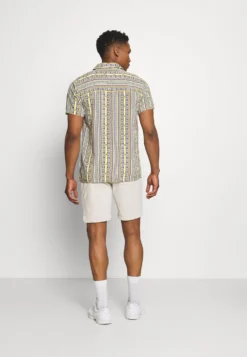 Redefined Rebel Joey - Shorts - Stone -Modieuze Mannen b6ace980bce443f1ad2be8177eefaa98 scaled