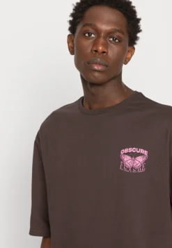 YOURTURN Nostalgia Future Tee Unisex - T-Shirt Print - Brown 9 YOURTURN Nostalgia Future Tee Unisex - T-Shirt Print - Brown -Modieuze Mannen c005d8a45c934be4a730896b82b831be scaled