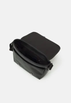 Pier One Unisex - Schoudertas -Black -Modieuze Mannen c8b3267bb4784f2bbcd3cf675ef176e0 scaled