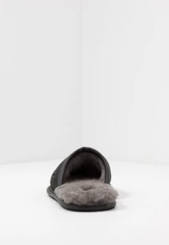 Ugg Scuff - Pantoffels - Black 9 Ugg Scuff - Pantoffels - Black -Modieuze Mannen da757aff0ffe4030af4ba8238bcf11e5