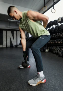 Nike Performance Metcon 8 Unisex - Trainingsschoen - Flat Pewter/Phantom/Med Brown/Light Crimson/Adobe/Cobblestone -Modieuze Mannen f6c86bbfea6c40d1986a63b73e7442ba scaled